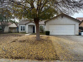 4611 Kaytlain Ave in Bakersfield, CA - Building Photo