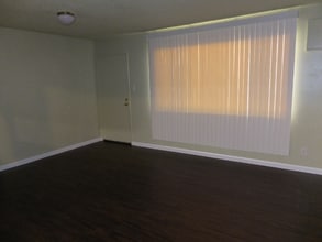 6890 N Paramount Blvd in Long Beach, CA - Building Photo - Building Photo