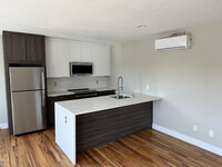 34 Blackstone River Rd, Unit 13 in Worcester, MA - Foto de edificio - Building Photo