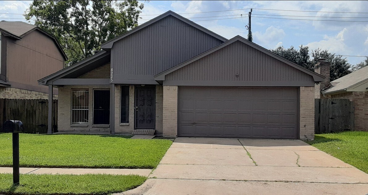 8223 Furlong Ln in Houston, TX - Building Photo