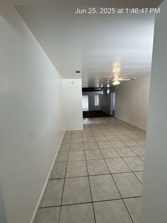 2245 W Harvard Ave in Visalia, CA - Foto de edificio - Building Photo