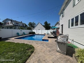 8 Bassett Pl in Red Bank, NJ - Building Photo - Building Photo
