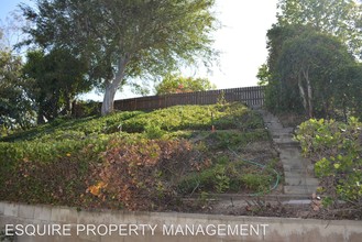 26 Calle Escalon in Camarillo, CA - Foto de edificio - Building Photo