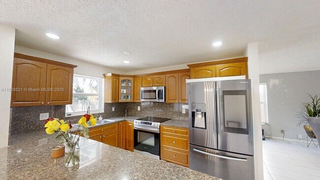 8422 SW 44th Pl in Davie, FL - Building Photo - Building Photo