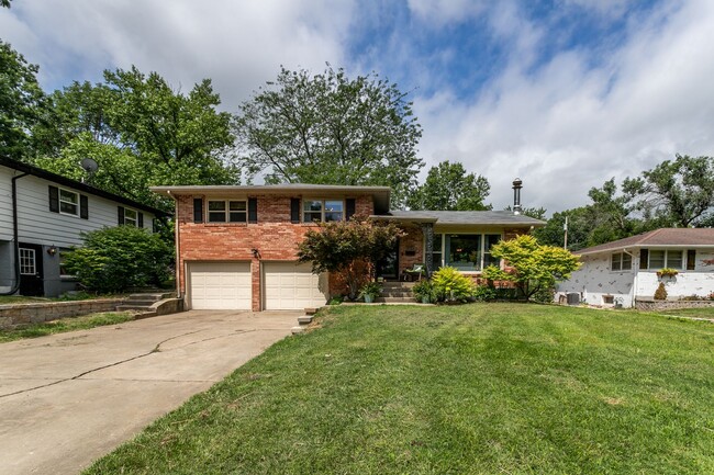 305 Bourn Ave in Columbia, MO - Foto de edificio - Building Photo