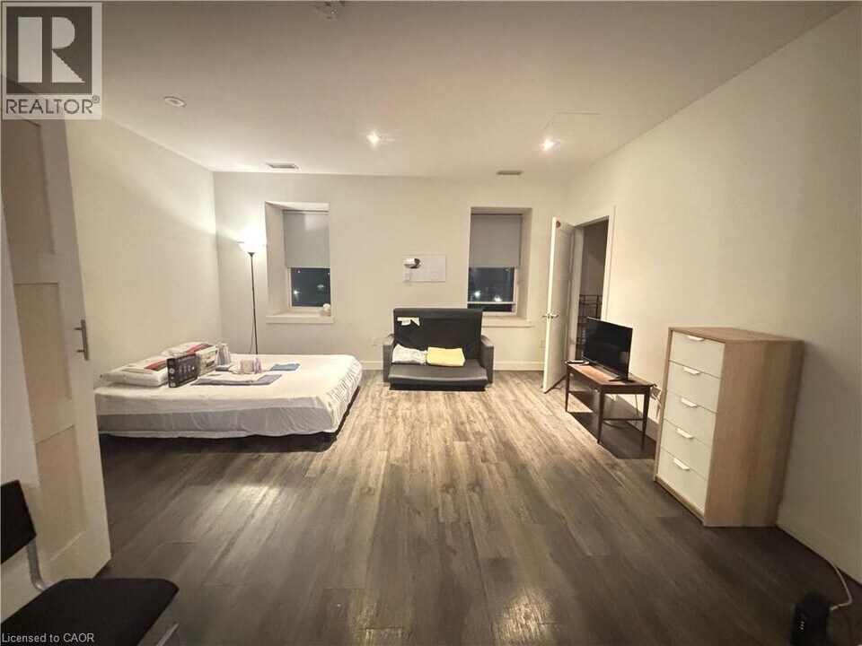 25 Main St in Cambridge, ON - Building Photo