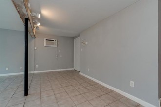 2400 Jarratt Ave-Unit -C in Austin, TX - Building Photo - Building Photo