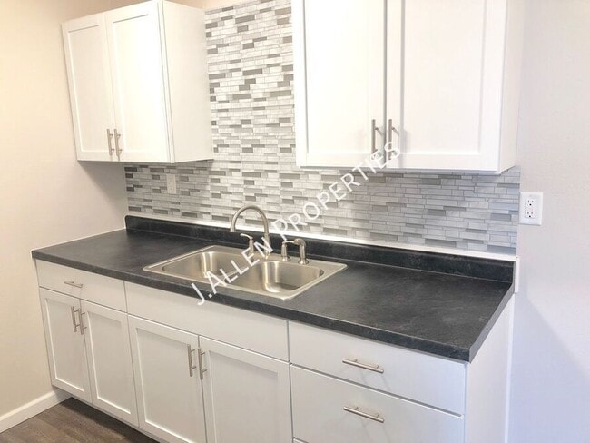 property at 1807 Parker Cir