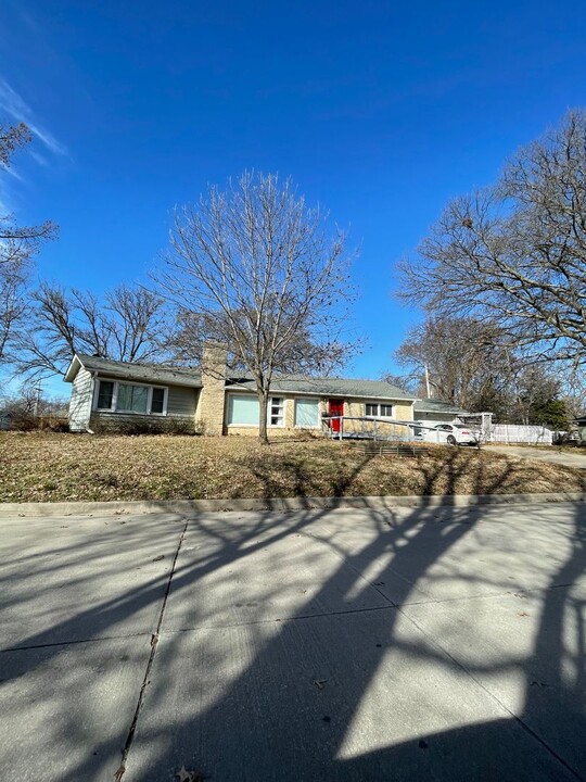 1501 Sherwood Way in Emporia, KS - Building Photo