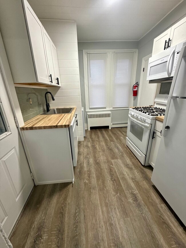 327 1st Ave, Unit 1st Fl in Phoenixville, PA - Foto de edificio - Building Photo