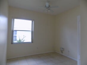 102 Carnival Dr in Daytona Beach, FL - Building Photo - Building Photo