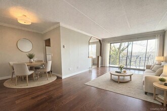 128 Colonial Pkwy in Yonkers, NY - Building Photo - Building Photo