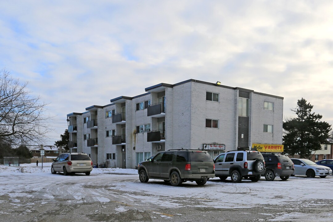 McGee Apartments in Kitchener, ON - Building Photo