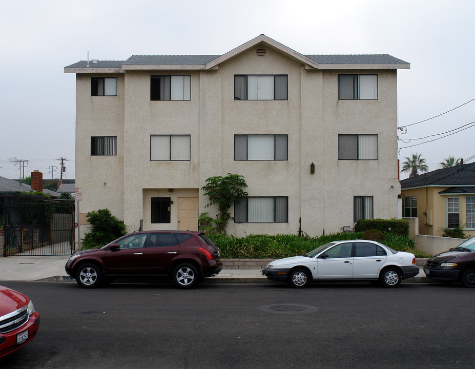 12032 Manor Dr in Hawthorne, CA - Foto de edificio