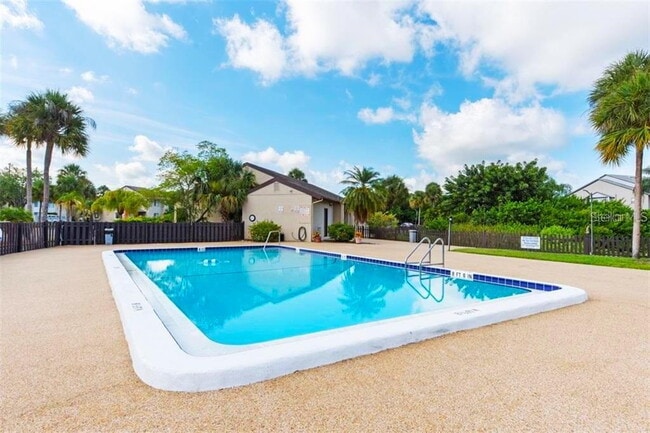 2732C Hidden Lake Blvd in Sarasota, FL - Building Photo - Building Photo