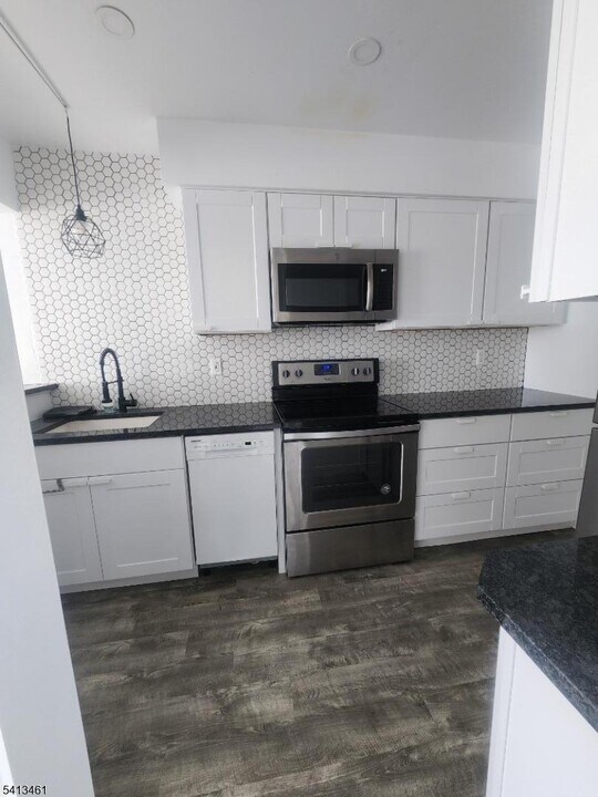 31 Kensington Rd in Bedminster, NJ - Building Photo