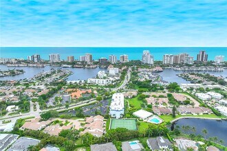 571 Park Shore Dr in Naples, FL - Building Photo - Building Photo