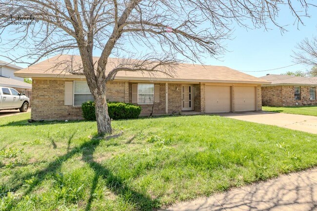 1118 Crescent Ln in Wichita Falls, TX - Building Photo - Building Photo