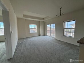 542 E Celebration Way in South Plainfield, NJ - Foto de edificio - Building Photo