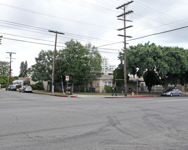 14854 Wyandotte St in Van Nuys, CA - Building Photo - Building Photo