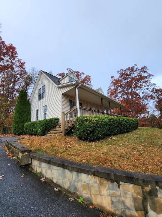 36 Iris St in Asheville, NC - Building Photo