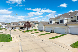 Walnut Creek Townhomes in Urbandale, IA - Building Photo - Building Photo