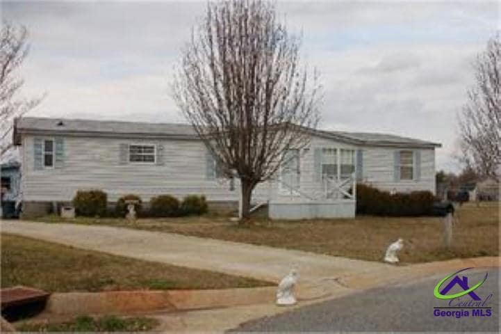 110 Brighton Dr in Byron, GA - Building Photo