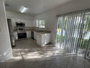 9363 SW 219th St in Cutler Bay, FL - Foto de edificio - Building Photo