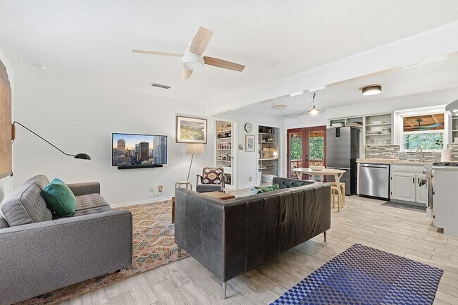 8801 Redfield Ln in Austin, TX - Foto de edificio - Building Photo