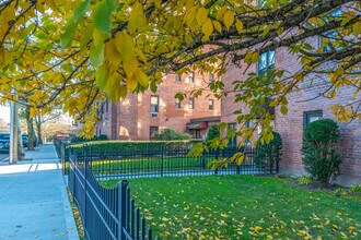 Grant Terrace Condominium in Staten Island, NY - Foto de edificio - Building Photo