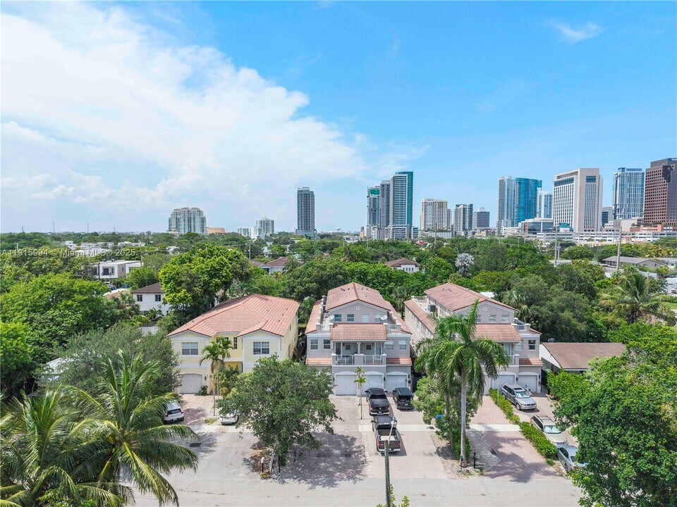 217 SW 11th St in Fort Lauderdale, FL - Building Photo