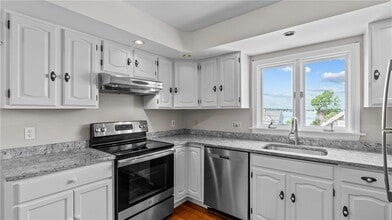 54 Hillside Ave in Tiverton, RI - Building Photo - Building Photo