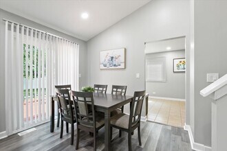 33W067 Bonnie St in St. Charles, IL - Building Photo - Building Photo