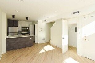 1016 W Grace St, Unit J01P in Chicago, IL - Building Photo