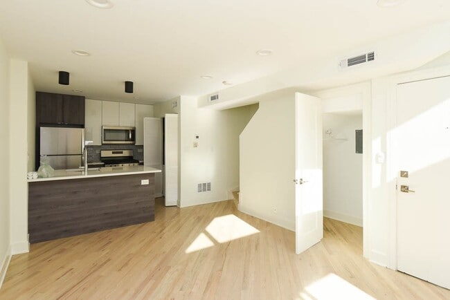 1016 W Grace St, Unit J01P