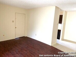 657 E 4th St in Yorktown, TX - Building Photo - Building Photo