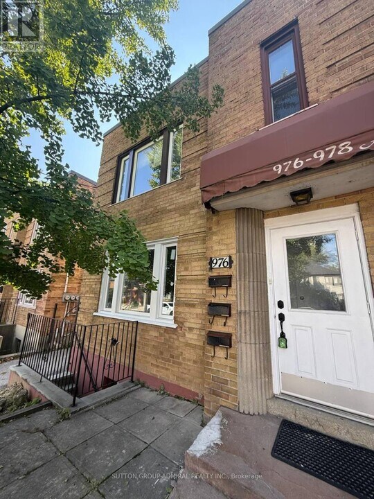 976 Avenue Rd in Toronto, ON - Building Photo