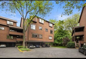 27 Marina Ky in Secaucus, NJ - Building Photo