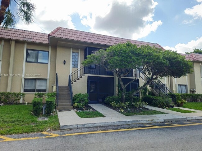 302 Lakeview Dr in Weston, FL - Building Photo - Building Photo