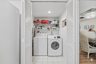 16251 Golf Club Rd, Unit 312 in Weston, FL - Foto de edificio - Building Photo