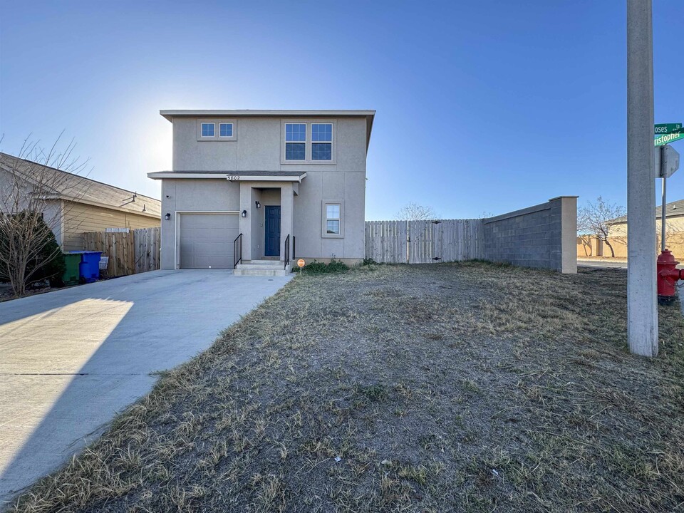 5802 Moses Lp in Laredo, TX - Building Photo