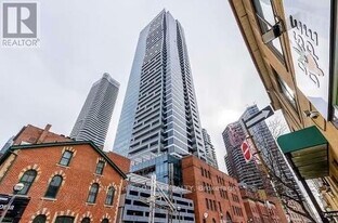 33 Charles St E in Toronto, ON - Building Photo