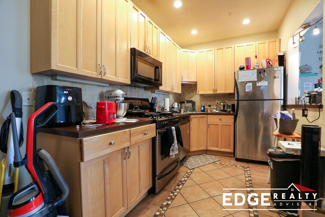 21 Saint Lukes Rd, Unit 1 in Boston, MA - Building Photo