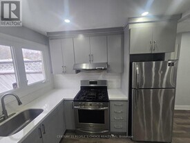 21 Moore St in Brampton, ON - Building Photo