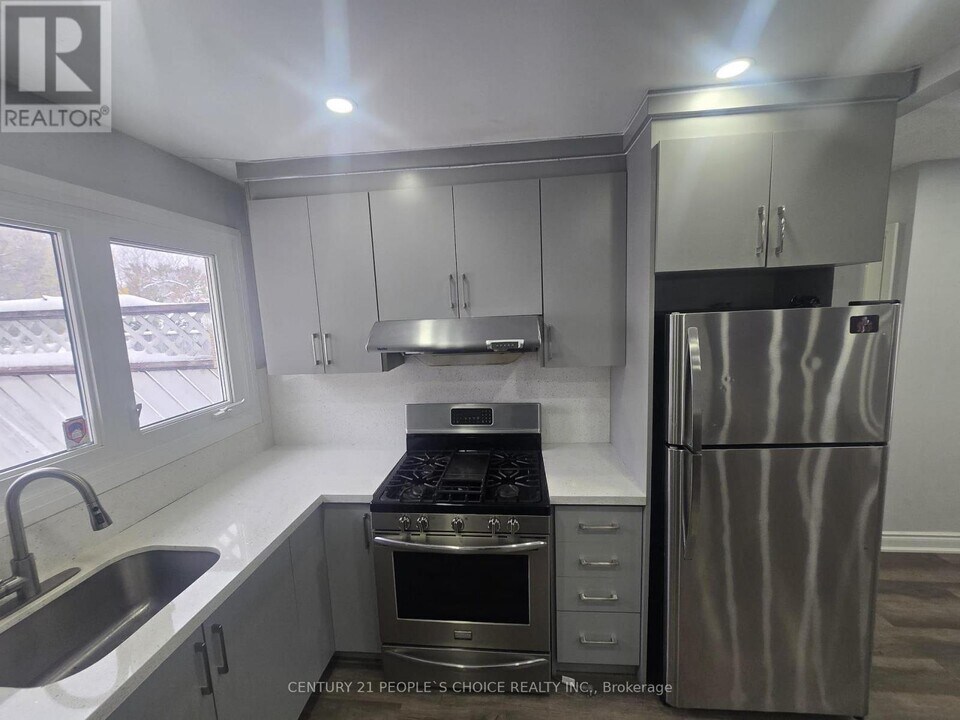 21 Moore St in Brampton, ON - Building Photo