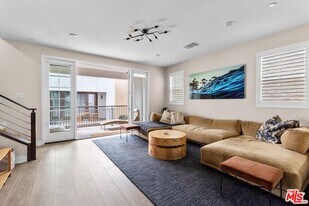 127 Boeing Ln in Los Angeles, CA - Building Photo