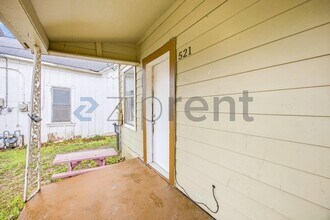 521 S Polaris in San Antonio, TX - Foto de edificio - Building Photo