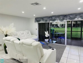8929 Springtree Lakes Dr in Sunrise, FL - Foto de edificio - Building Photo