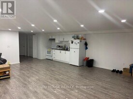 2768 Dundas St W in Toronto, ON - Building Photo