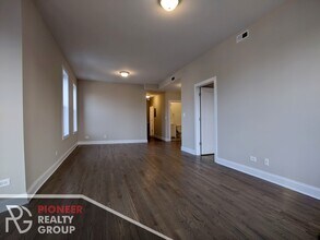 3401 W Fullerton Ave in Chicago, IL - Foto de edificio - Building Photo